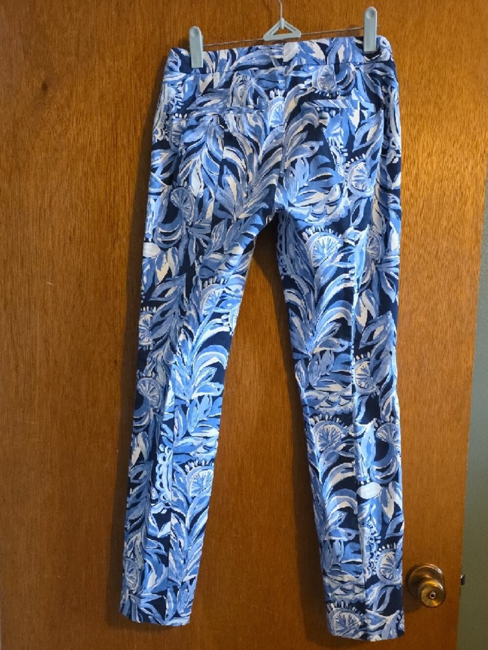 Lilly Pulitzer Blue and White Floral Print Capris Size 2 - Picture 3 of 6